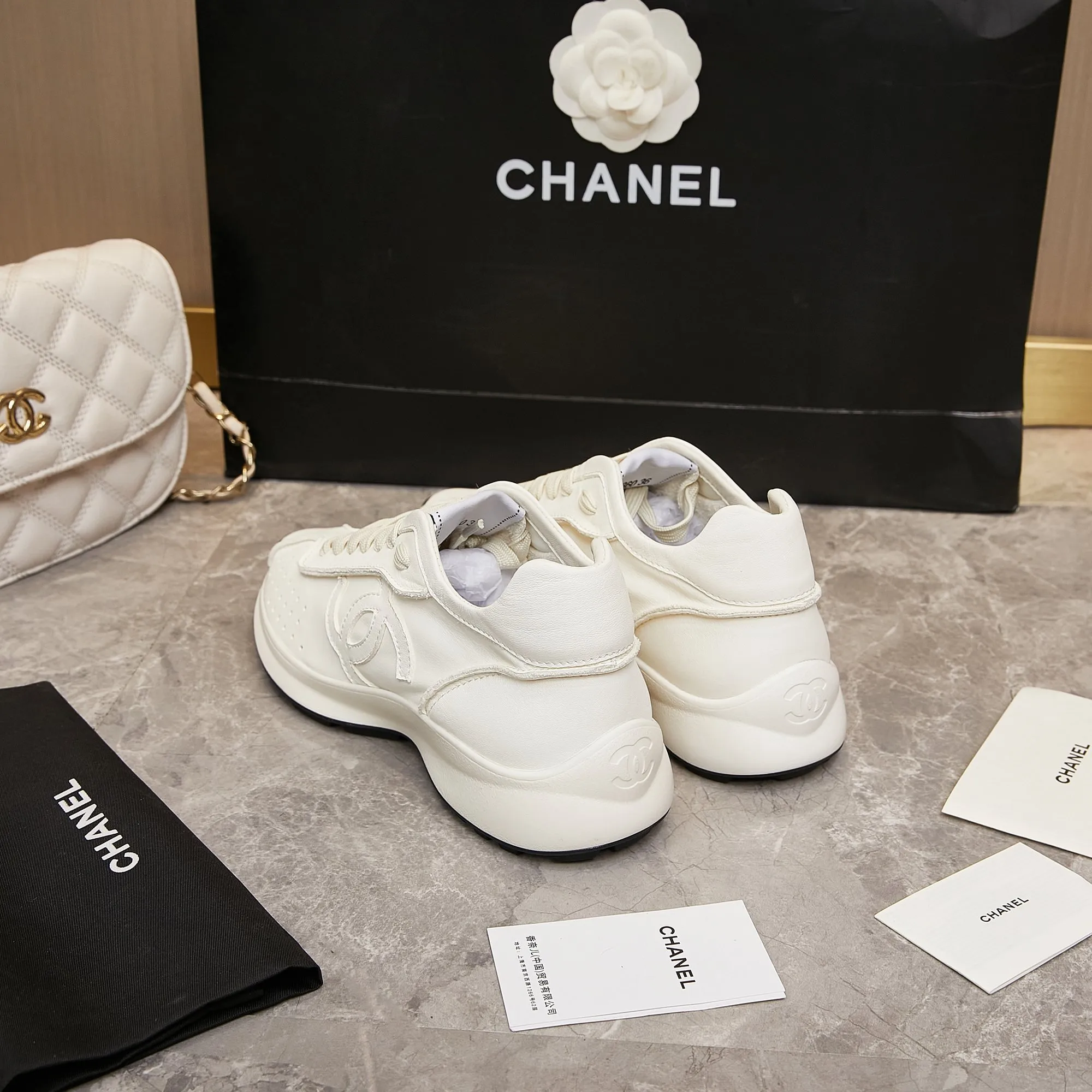 👟👟Ex-factory price 560👟👟 Chanel Grandma 2024 counter top casual sports shoes This classic design; the upper is electro-embroidered with a variety of techniques; the outsole is fashionable and sporty; it is unusual to incorporate a variety of color matching elements... The diversified mix and match is very good-looking and versatile, casual, fashionable, sports and outdoor can be taken into account... ꫛꫀꪝ Go➫ Material: ❶Upper is made of: Original imported high silk cow suede + small fragrance fabric ❷Inner lining: original imported breathable sheepskin lining ❸Outsole based on: original TPU combination outsole Special counter boutique packaging complete set for women 35–41